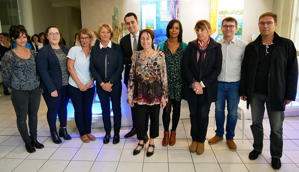 Le Maire entouré de ses adjointes, du personnel de l'accueil, des responsables bâtiments et de Laurelle Bessé Le Maire entouré de ses adjointes, du personnel de l'accueil, des responsables bâtiments et de Laurelle Bessé